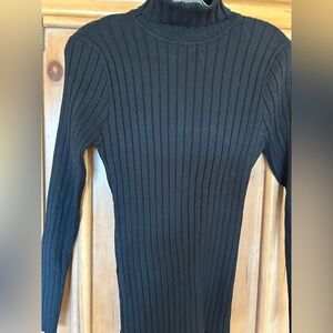Abollria ribbed fitted black turtleneck sweater, size M